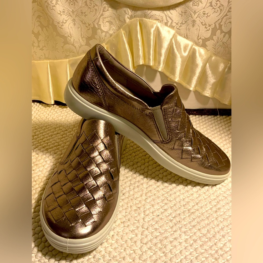 ECCO SLIP ON SNEAKERS
